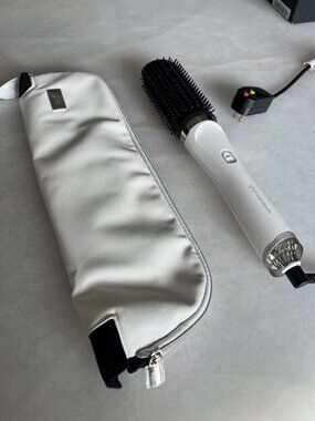 LIKE NEW Ghd Duet Blow Dry 2 In 1 Hair Dryer Brush in White
